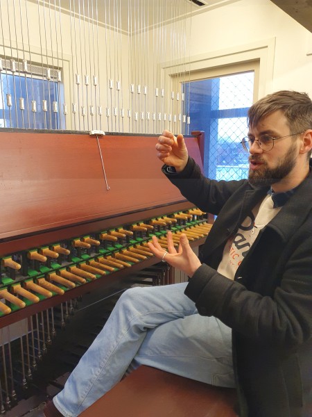 Vincent legt uit hoe het carillon werkt