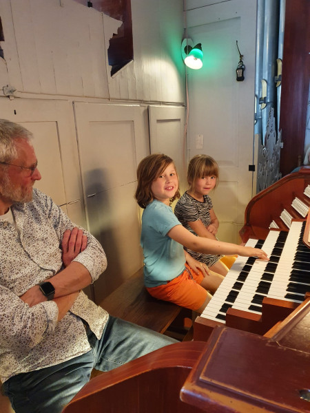 Organist Bram Hulsebos met twee kinderen