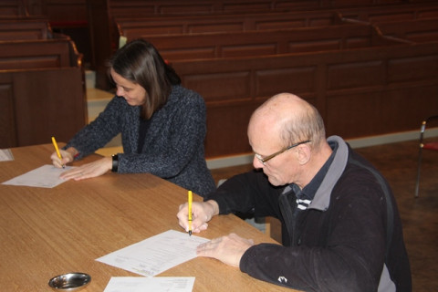 Ondertekening van de contracten door Catrien Scholten en Peter Riepma, kerkrentmeesters van de Protestantse kerk te Veendam.